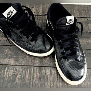 NIKE Women’s Black Snakeskin Low Top Shoes 685239-002 Sz 7.5